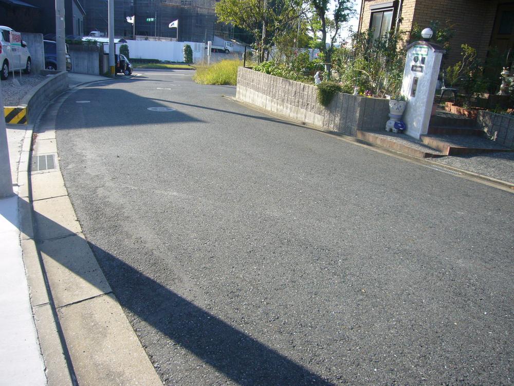 Local photos, including front road. Road width 6m. 