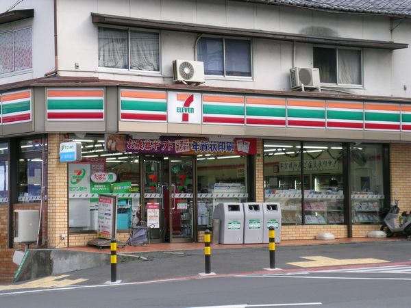 Convenience store. Seven-Eleven industry Idaimae store up (convenience store) 130m