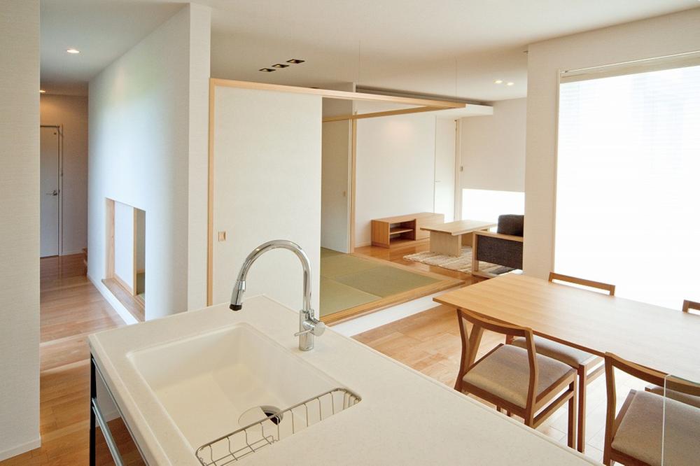 Kitchen. Face-to-face kitchen where you can enjoy a conversation with a family while making the cuisine.