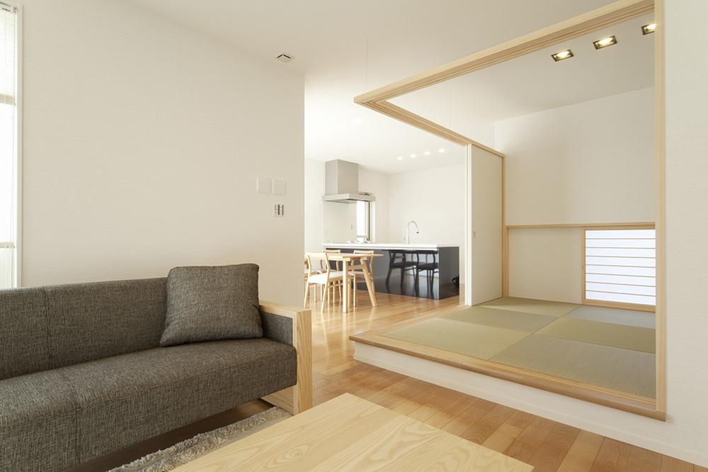 Living. Japanese-style room is next to the living room with a calm. The open space becomes a spacious space opened the door.