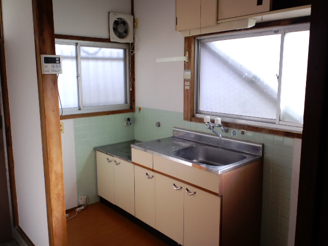 Kitchen. Sink is also two-sided lighting.