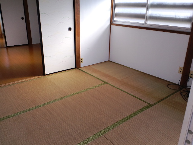 Living and room. Japanese-style room, There is a window also on the east side.