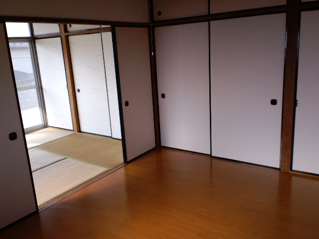 Living and room. It is over the Japanese-style from Western-style.