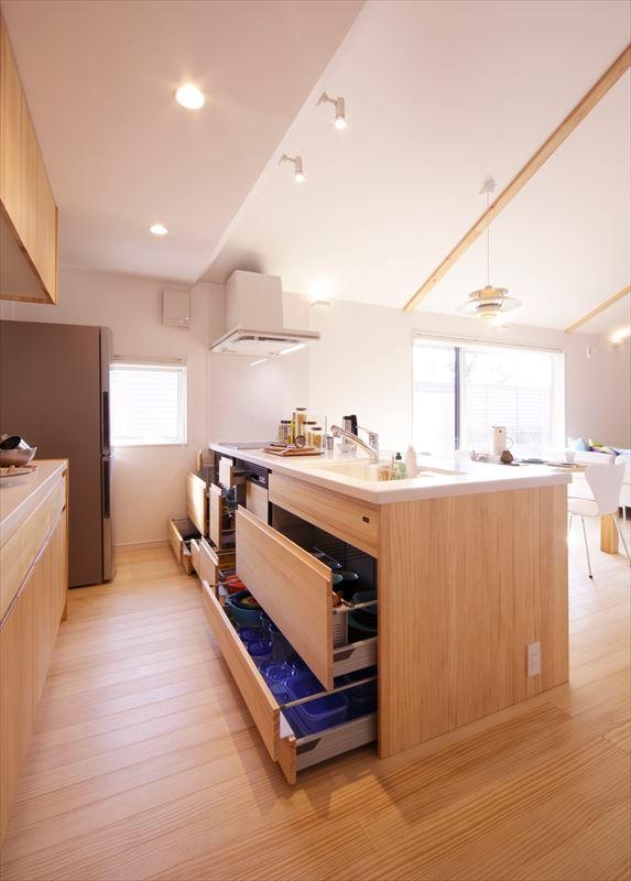 Other Equipment. Luxurious system kitchen using the door of solid wood. It is possible to put away the clutter in the drawer of the large capacity.