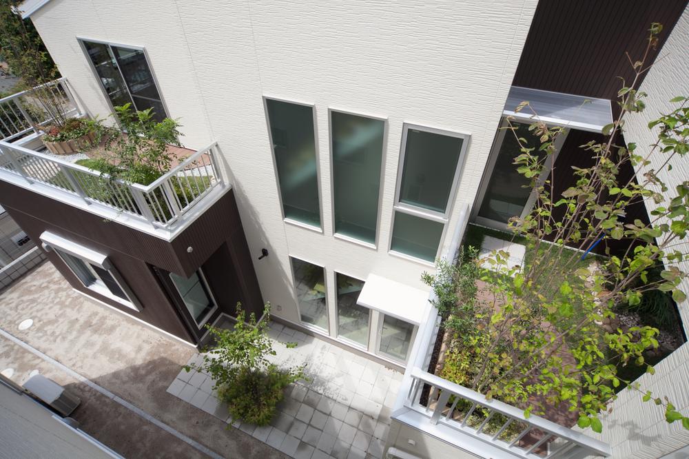 A refreshing breeze and bright light, Space of rest that comes carrying into the house. With consideration for privacy, Clothesline service was also provided.