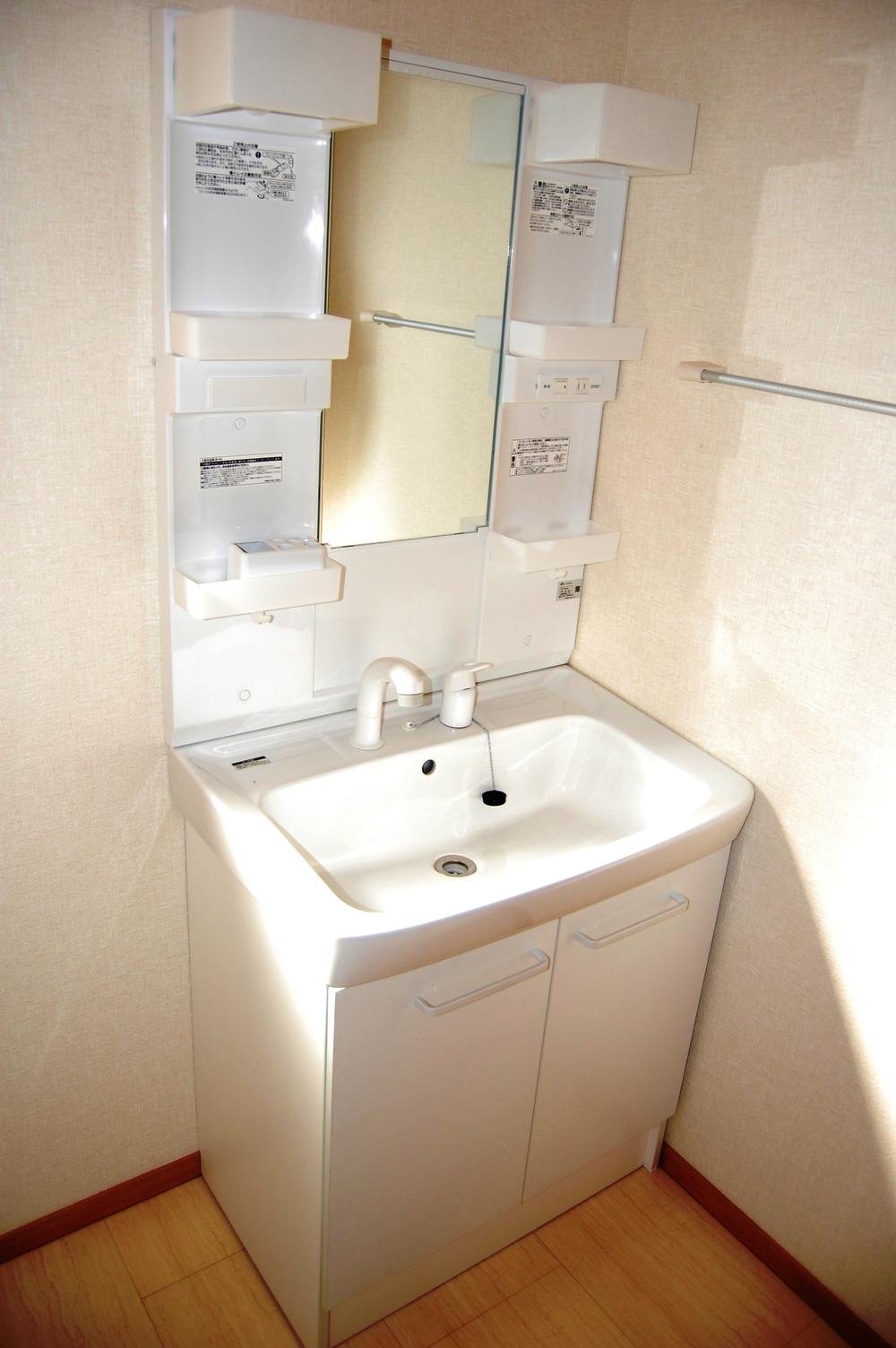 Wash basin, toilet. Same specifications Shampoo dresser