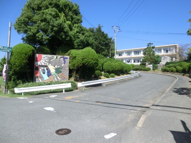 Primary school. 10 minutes in the 1600m car until Kogahigashi elementary school