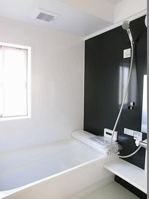 Bathroom. 1 tsubo bus! There bathroom window!