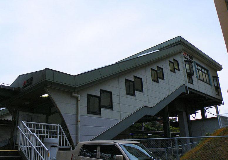 station. JR Kagoshima Main Line 1350m walk about 17 minutes to "zigzag"