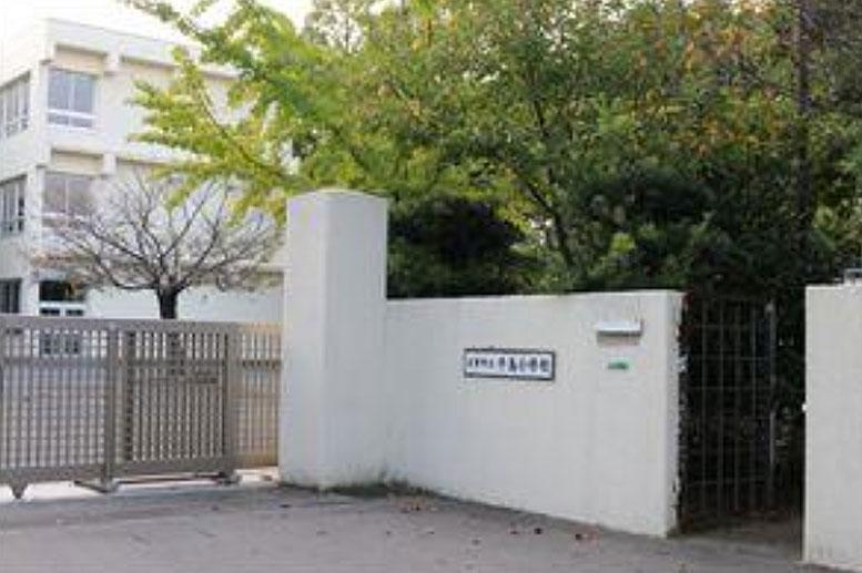 Primary school. 1080m walk about 14 minutes until the plover elementary school