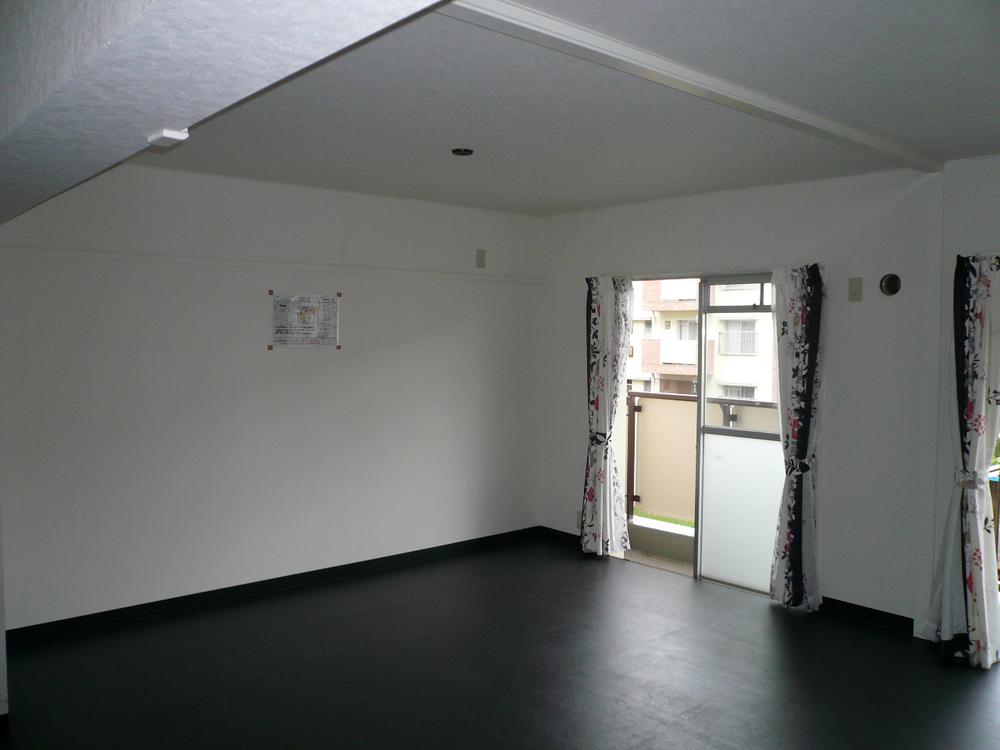 Living. ☆ Living 17.5 tatami. floor, wall, Ceiling all renovation completed.