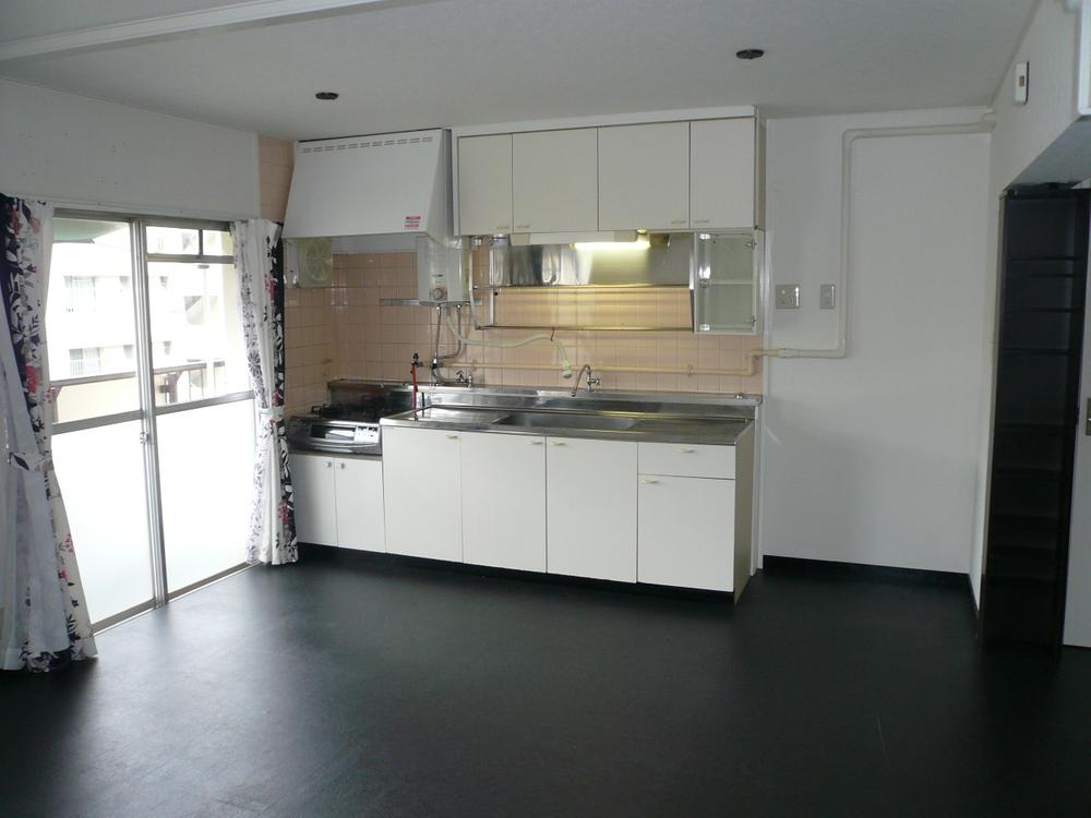 Kitchen.  ☆ Flooring soundproof construction