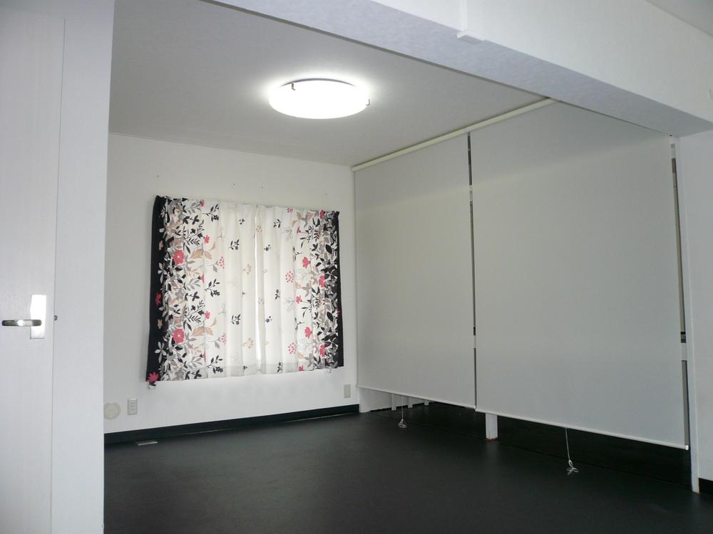 Living.  ☆ In accordion curtain, It is also possible to 1 room. Roll curtain part, Storage portion of the to-ceiling