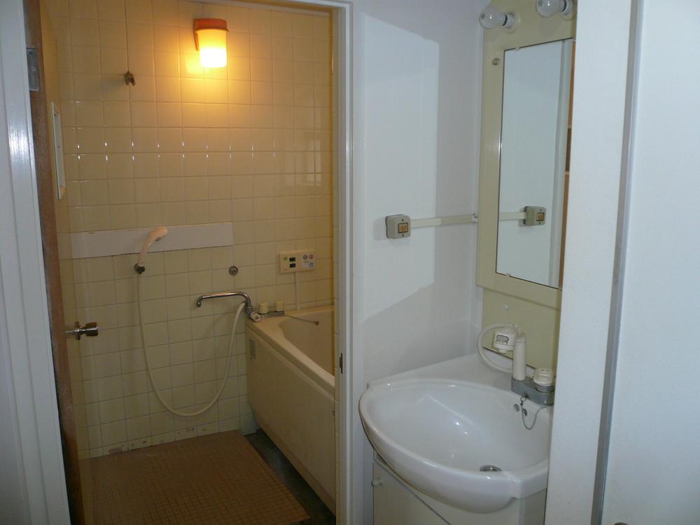 Wash basin, toilet.  ☆ Shampoo with Dresser