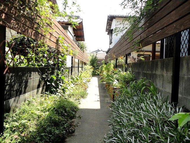 Other local. Passage to the door