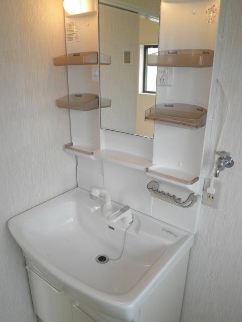Wash basin, toilet.  ■ New shampoo dresser! 
