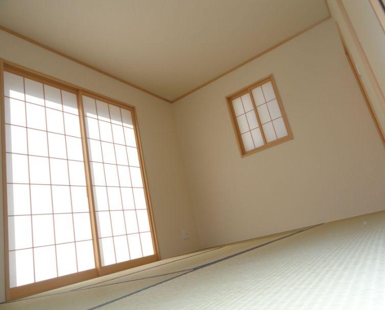 Non-living room.  ☆ Image is a photograph at the time of completion ☆