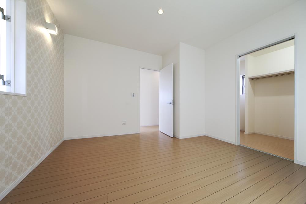 Non-living room. The main bedroom + walk-in closet