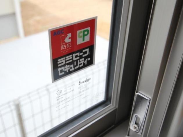 Security equipment. Adopt a multi-layer glass to all of the sash.