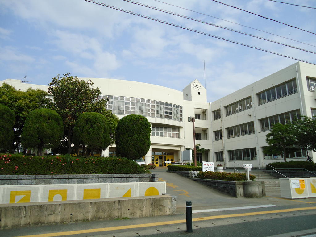 Primary school. 865m until Koga City Hanami elementary school (elementary school)