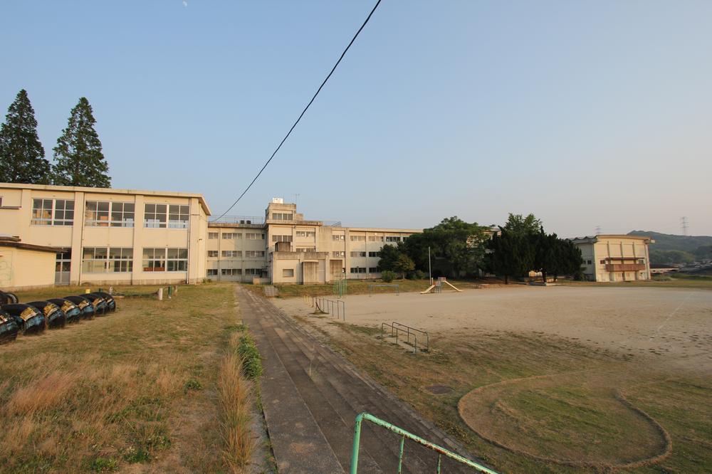 Primary school. 586m until Kurate stand Kenminami Elementary School