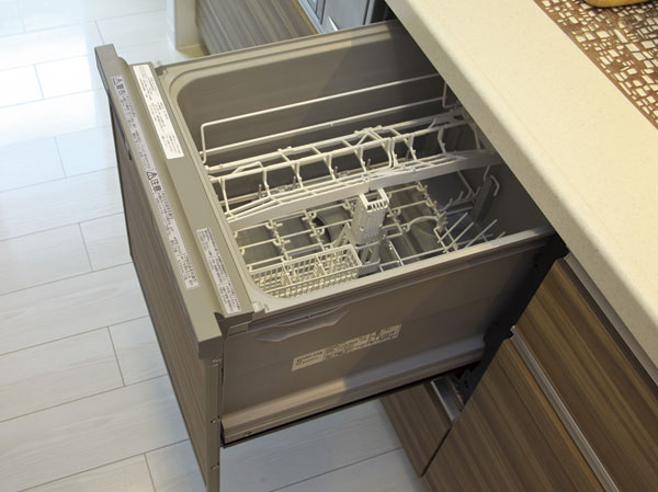 Kitchen.  [Dishwasher] It can reduce the burden of daily chores, Built-in type of dishwasher and was standard installation.