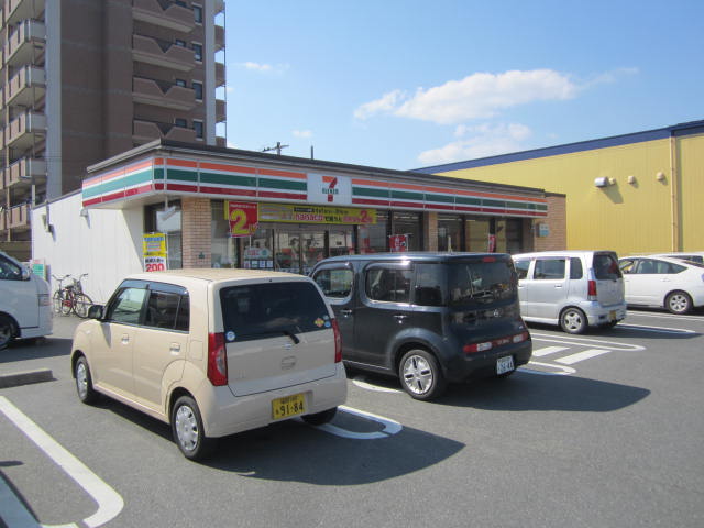 Convenience store. Seven-Eleven Kurume Higashiaikawa 5-chome up (convenience store) 789m