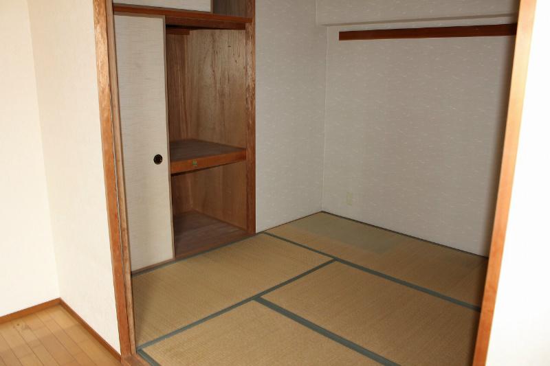 Non-living room. It is a Japanese-style room with a closet.