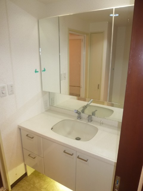 Other room space. Large washbasin