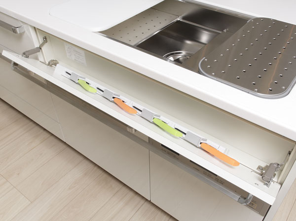 Kitchen.  [Kitchen knife feed] To retrieve the knife without bend down, The gap between the sink was a dead space ・ Established a "kitchen knife feed" can be stored and refreshing to take advantage without waste inside curtain plate. further, It is safe for families with children in the Kids with a lock function that considers the safety.