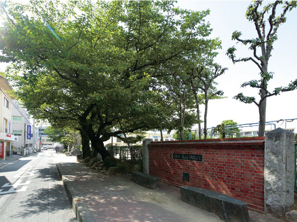 Surrounding environment. The child-rearing generation of your family, That educational environment for children is also anxious. A 5-minute walk of Hiyoshi Elementary School (photos) and Suwa junior high school of walk 18 minutes, such as, Also substantial educational environment.