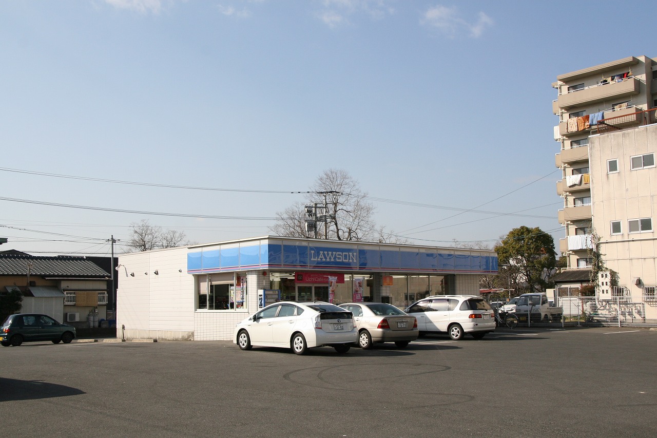 Convenience store. 300m until Lawson Kurume Nagatoishi 3-chome (convenience store)