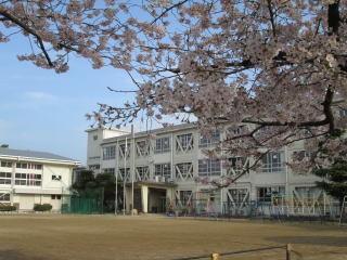 Primary school. Kurume Municipal Sasayama up to elementary school 500m - four vows of Sasayama - "pure heart, Strong body, Head to think, Provide education aimed at the realization of "for everyone