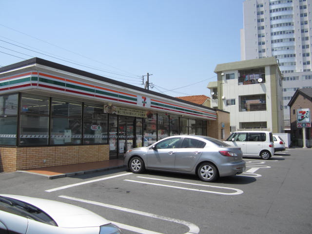 Convenience store. Eleven Kurume Proving Ground Station store up (convenience store) 704m