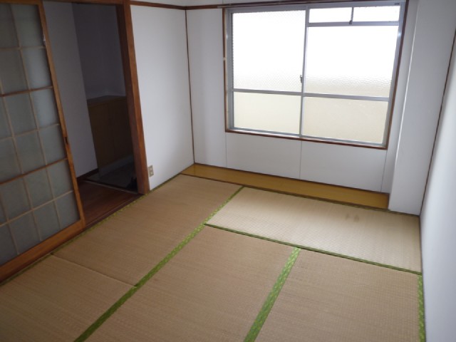 Other room space. Independent Japanese-style room