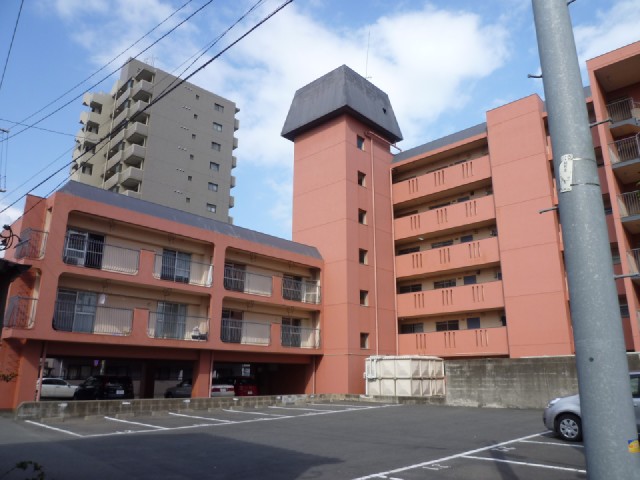 Building appearance. South ・ There east-facing room