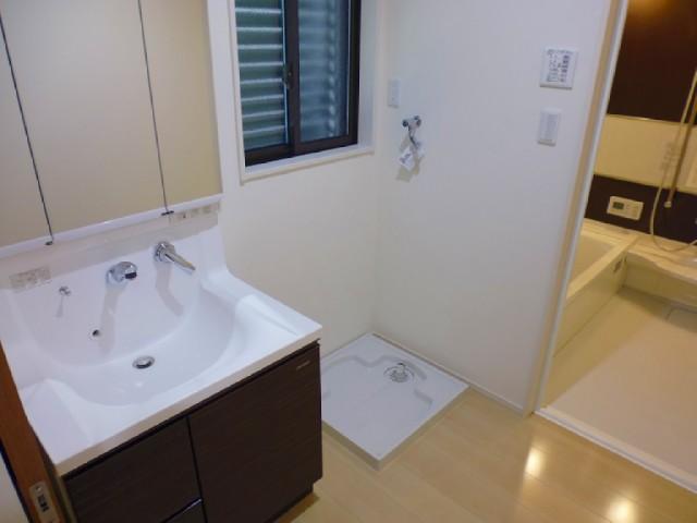 Wash basin, toilet. It is a similar property in the same construction company