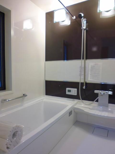 Bathroom. It is a similar property in the same construction company