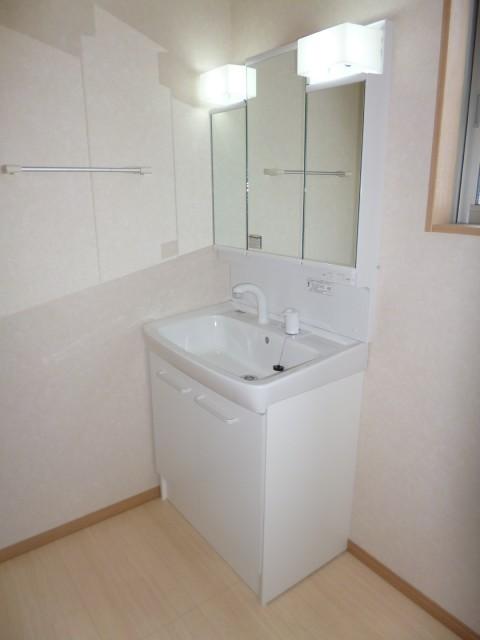 Wash basin, toilet. Wash