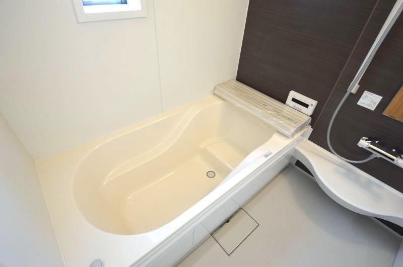 Bathroom. Tub put in a relaxed manner so wide