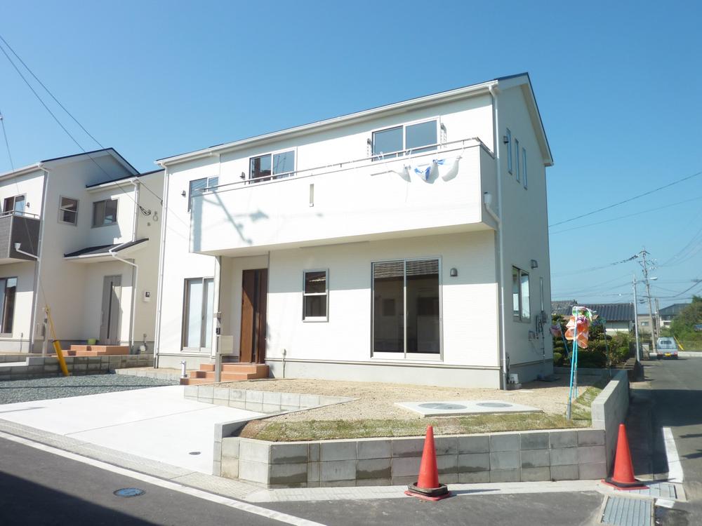 Local appearance photo. 4 Building