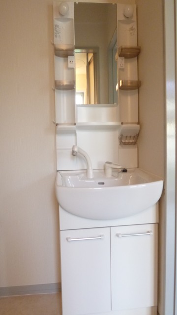 Other room space. Excellent storage capacity of the wash basin