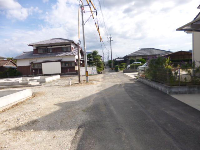 Local photos, including front road. Local (10 May 2013) Shooting