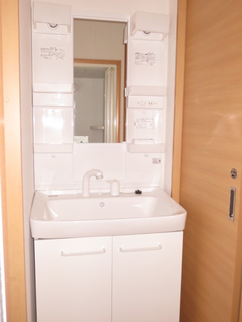 Other room space. Excellent storage capacity of the wash basin