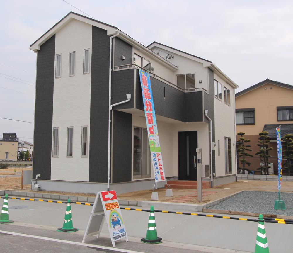 Local photos, including front road. Adjacent land and is comfortable! Road 6m