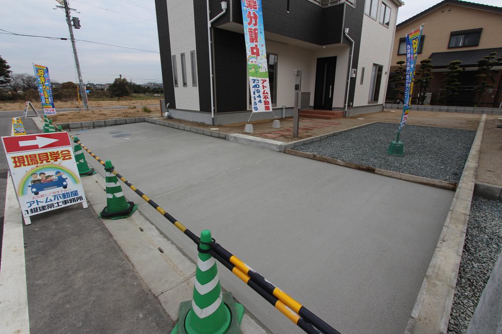 Local appearance photo. Parking was also made slowly.