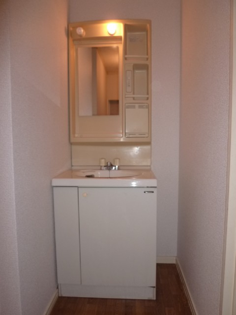 Other room space. Washbasin