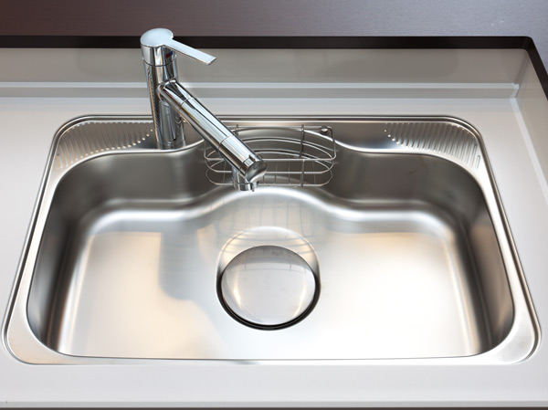 Kitchen.  [Silent specification wide sink] Paste the damping material to sink back, Ya sound of water and the hot water hits, When dropped, such as spoon, "Slam! You can reduce the sound of ". It is with a convenient draining plate.