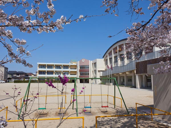 Surrounding environment. MinamiKaoru elementary school (about 450m / 6-minute walk)