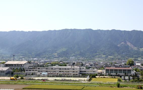Junior high school. Tanushimaru 3290m until junior high school